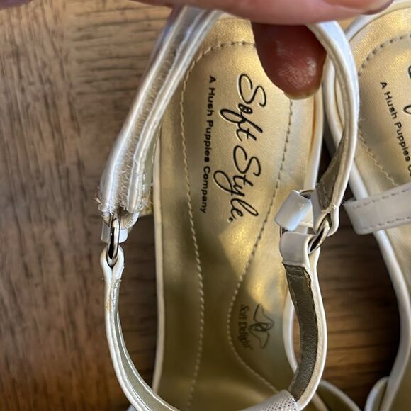 SOFT STYLE.  WHITE SPARKLE SANDALS.  NEW. - Picture 6 of 11